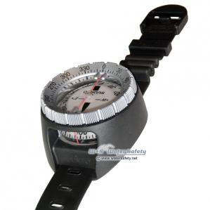 825748-suunto-compass-sk7-wrist-1